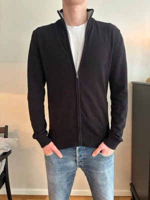 Svart stickad full ziptröja - Säljer nu en stickad fullzip tröja från Pier One, jag säljer den för endast 249kr! Om du har några funderingar så är det bara att skriva!