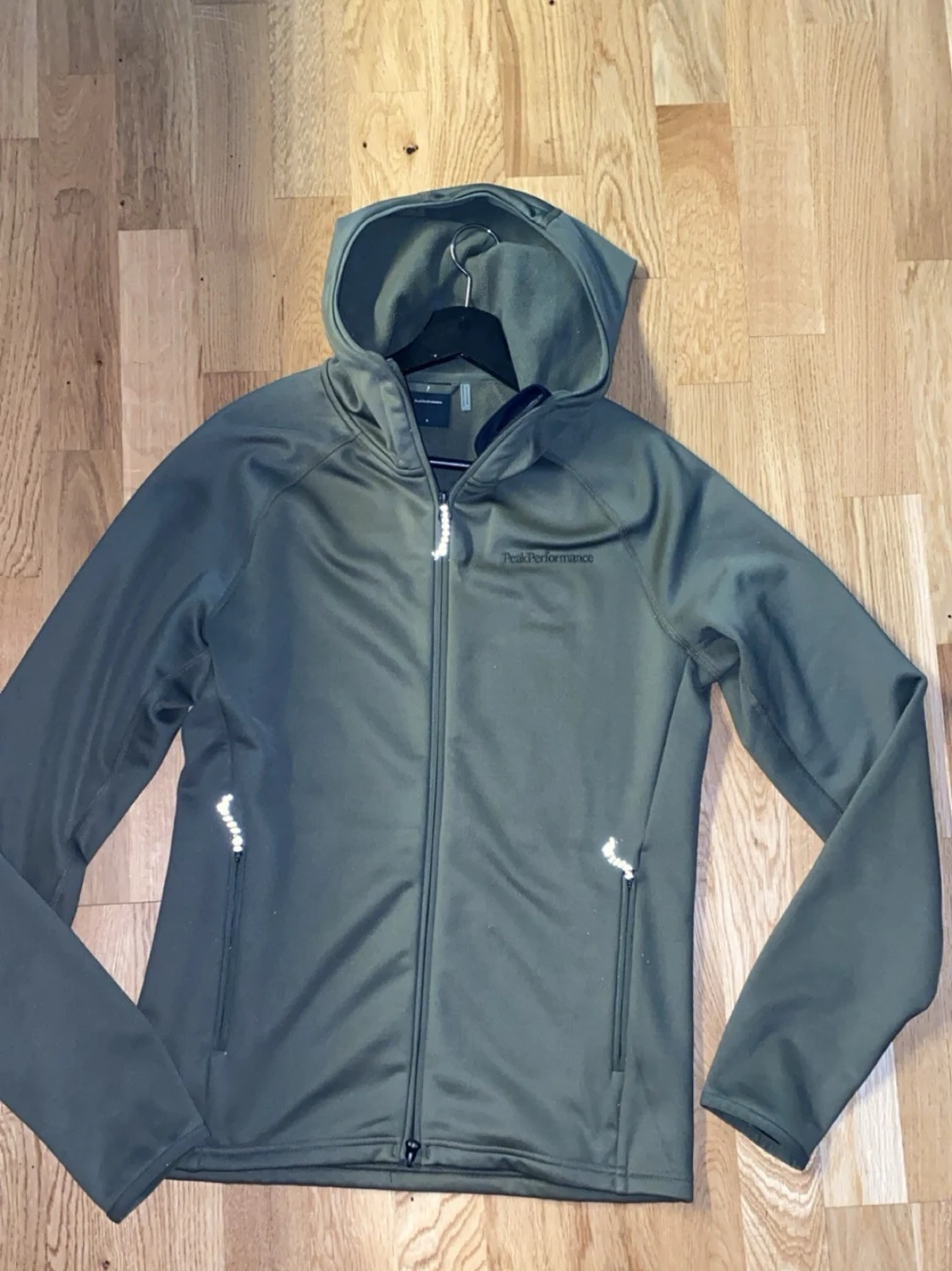 Olivgrön hoodie från Peak Performance
