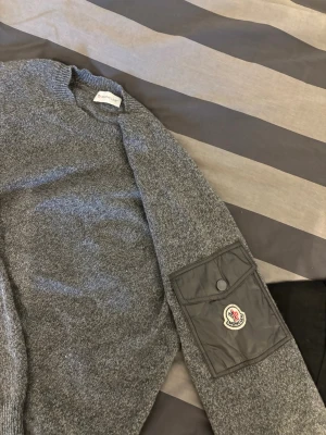 Moncler Mouline Knitted Sweater - Säljer min grå stickade tröja då den ej används, helt nytt skick, otroligt skön och bekväm. Storlek S passar även någon storlek upp. Pris ej hugget i sten!