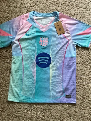 FC Barcelona Nike tröja - Säljer en unik FC Barcelona matchtröja från Nike med Spotify-logga. Tröjan är i storlek S och är helt ny. Nypris: 1000kr, mitt pris: 299kr. Skriv vid minsta fundering 😉