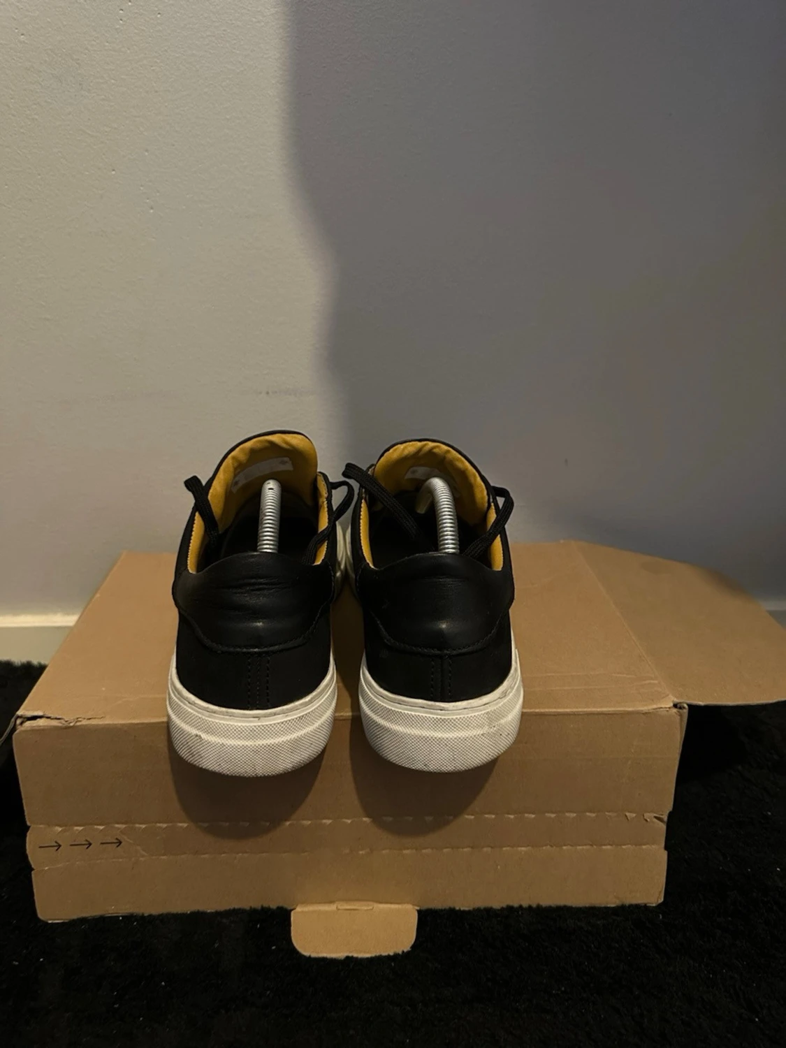 Svarta låga sneakers med vit sula - 2