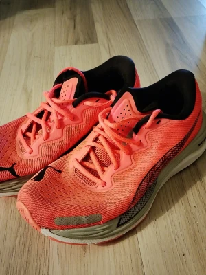 Puma Nitro rosa sneakers - Snygga sneakers från Puma i en stark rosa färg med svarta detaljer och vit sula. Ovandelen är i mesh för bra andningsförmåga och komfort. Skorna har klassisk snörning och låg profil. Perfekta för dig som gillar sportig stil och vill sticka ut. Bra skick. Storlek 40