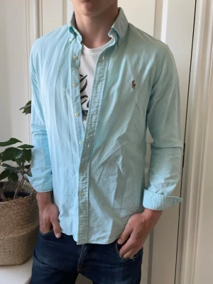 Ralph lauren skjorta  - Ralph lauren skjorta, Inga defekter! Modellen i bilderna är 180 cm 75 kg och bär Storlek S , Kom med frågor! 🌟 (Kan gå ned i pris vid köp av paket 😉) 
