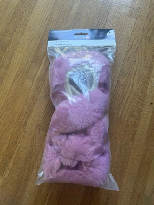 Rosa rattmuff - Mörkare rosa rattmuff med äkta fårskinn. Helt oöppnad från Hall Miba.    Skriv till mig om du har några fler frågor!☺️💞