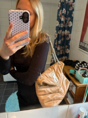 Steve madden väska  - Snygg väska från Steve Madden, knappt använd! Rymlig med tre fack