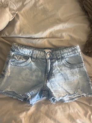 Jeans shorts gina - Ljusblåa jeans shorts från Gina tricot Young i storlek 164. De är använda några gånger men är i fint skick.