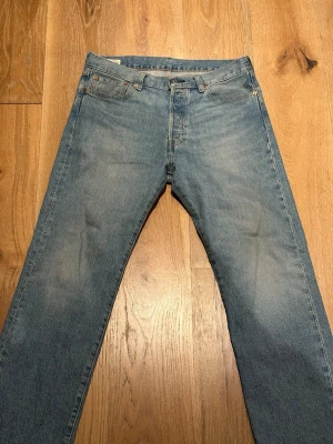 Levi's raka blå jeans -  Blå jeans från Levi's med rak passform och fem fickor.