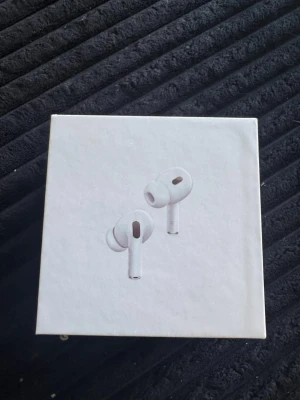 Air pods pro kopia - Jätte bra, mikrofon fungerar, sitter bra och är en jätte hög kopia. Perfekt för dig som vill uppleva samma upplevelse men till ett billigare pris.