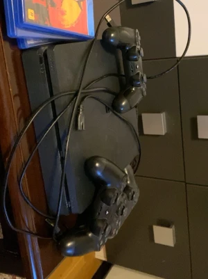 PlayStation 4 Slim 3 kontroller 3 spel - Säljer ett ps4 slim tre kontroller samt rdr2, minecraft, assassins creed valhalla, pluss alla kablar som ska finnas. 