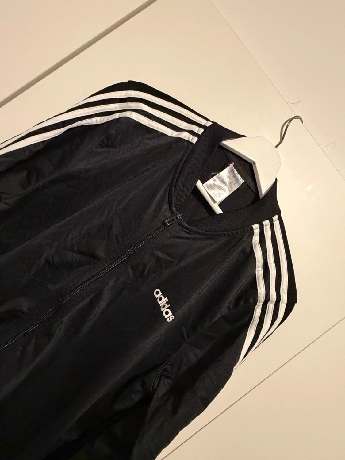 Svart Adidas träningsset med vita ränder - 4