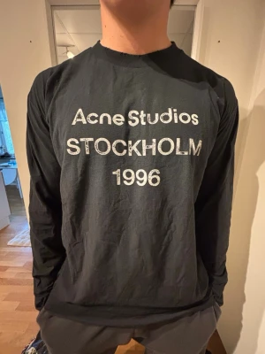 Acne studios longsleeve. - Acne studios longsleeve storlek L. Använd ett fåtal gånger men är i bra väldigt bra skick, inga defekter på tröjan