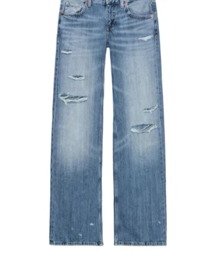Lågmidjade Zara jeans revor  - Populära jeans som är slutsålda. Lågmidjade och väldigt fin slit. Etiketter och plombering sitter kvar