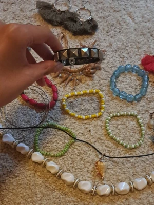 Färgglada armband med pärlor - Säljer unika smycken. Antingen köper man någon, några eller allt. Allt för 350 kr. Kan fixa en mystery jar om så önskas. Om vill ha någon eller några så skriv vilka eftersom vissa är billigare än andra!