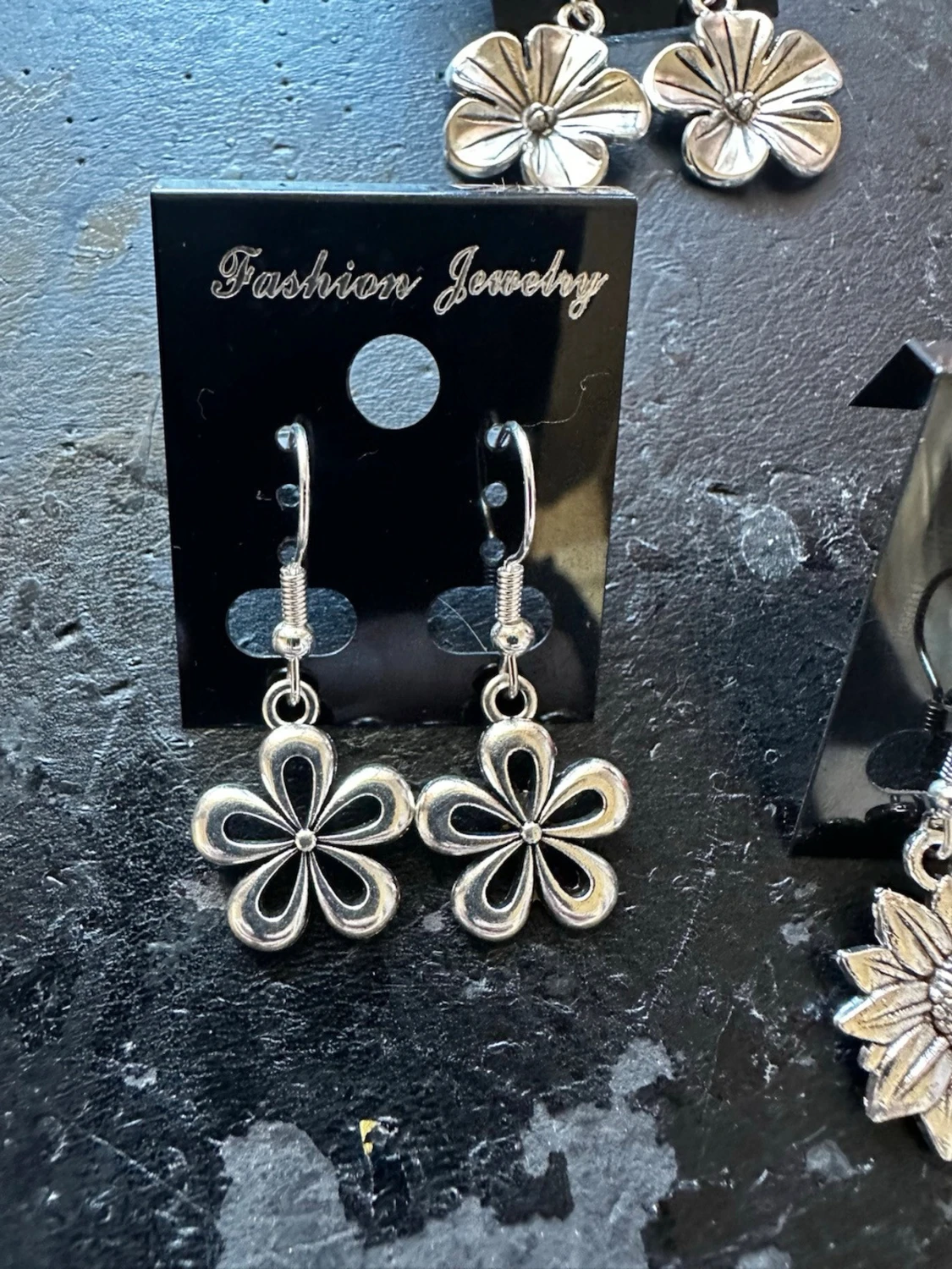 Tre par blommiga örhängen i silverfärg - 2