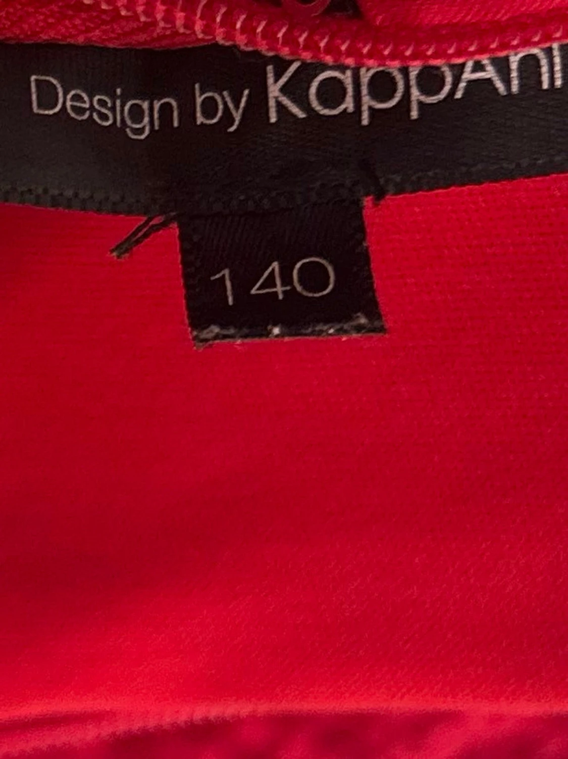 Röd kort klänning med paljettdetaljer - 2