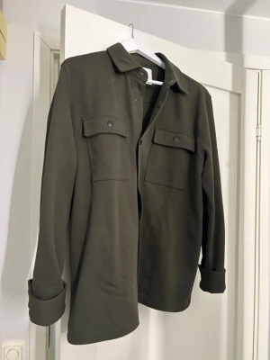 Overshirt  - Säljer en grön overshirt använd fåtal gånger väldigt fräsh och stilig