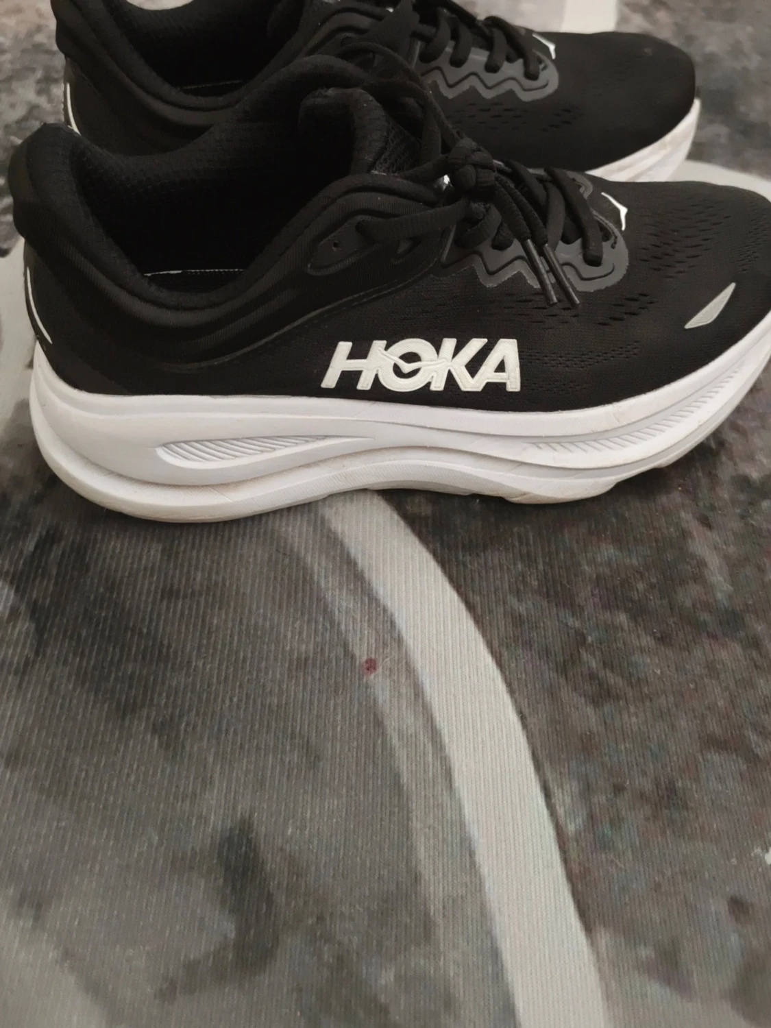 Svarta Hoka sneakers med vit sula