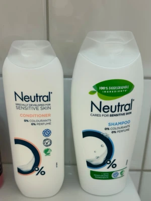 Neutral schampo & balsam för känslig hud - Säljer ett set med Neutral schampo och balsam, speciellt utvecklade för känslig hud. Båda är parfym- och färgämnesfria, med återfuktande och biologiskt nedbrytbara ingredienser. Förpackningarna är vita med blå och gröna detaljer. Endast använd två gånger. Nypris:80kr