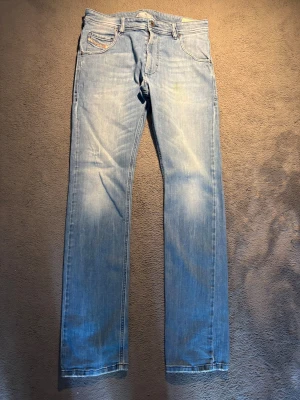 Ljusblå raka jeans från diesel  - Snygga ljusblå jeans från diesel. Använts några gånger har en liten fläck på höger sida. Storlek 16år.