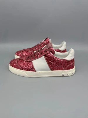 Glittriga rosa Valentino skor - Säljer mina jättefina nya sneakers från Valentino med rosa glitter. Perfekta för dig som vill sticka ut med din stil! Säljer då dom är förstora och inte kommit till användning alls! Bilderna är inte mina då jag inte är hemma just nu men hör av er för egna bilder💕💕