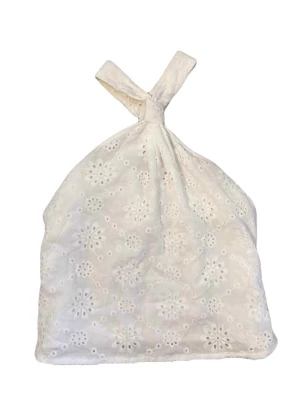 Vit halterneck topp med broderade blommor - Vit halterneck topp i spets. Nyttskick och perfekt till sommaren! 