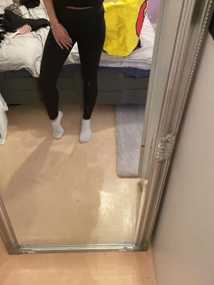 Svarta tighta leggings - Säljer ett par svarta leggings från adidas med tight passform. De är enkla och stilrena, perfekta till alla outfits. Materialet känns mjukt och stretchigt, vilket gör dem riktigt bekväma att ha på sig.