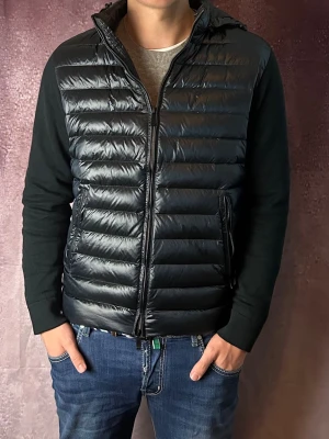 Massimo dutti cardigan  - Mycket fint skick | Size M (modellen är 188 cm 75 kg) | fraktar spårbart inom 24 timmar | för att köpa klicka ”köp nu” | vid frågor eller funderingar skriv ett meddelande | följare får bättre rabatter🙌