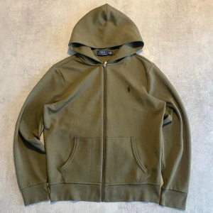 Olivgrön hoodie från Polo Ralph Lauren - Jag Säljer en fet tröja från Polo Ralph Lauren | skicket på tröjan är bra 7/10 saknar snören | storlek M| ny pris 3000: mitt pris är 599  | skriv vid frågor och funderingar  