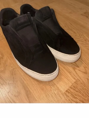 Axel Arigato skor laceless - Köper mina använda arigato skor, såklart äkta ska köpa nya skor därför säljer dom mochan o så är it så smutsig och när du har på dig dom ser dom nya ut storlek 44 funkar för 43 med 