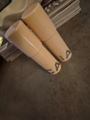 Rosa stick från CAIA - Två stilrena stick från CAIA i en snygg rosa hylsa med märkets logga tryckt .Hylsorna är cylinderformade och har en modern, minimalistisk design. Perfekt för dig som gillar trendiga och enkla sminkprodukter. Det är en nermatande stick primer och ett stick som ger glow. Nya, men säger swatchade försäkerhetskull. 