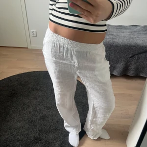 Vita linnebyxor - Vita lågmidjade linnebyxor i 100% linne, går att både ha högmidjade och lågmidjade🤍 Nypris 600 kr.