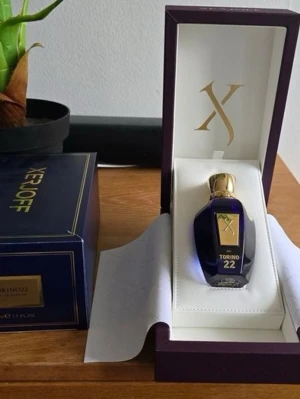 Xerjoff Torino22 parfym 50ml - Säljer nu min Torino 22, parfymen har förvarats svalt och mörkt och är i toppskick. Denna parfymen är ett riktigt bra val nu inför sommaren. Parfymen har använts en del men det är fortfarande mycket resterande ca 35-37ml. Nypris på den är just nu 1800kr på Notino.
