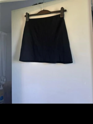 Minikjol / Mini skirt / Kjol - Minikjol från NLY Trend, med stretchigt material och ett litet bredare resår på insidan av kjolen runt midjan.    Endast testad och tvättad 1 gång. Därav skrynklig då den bara legat i garderoben och varit vikt.