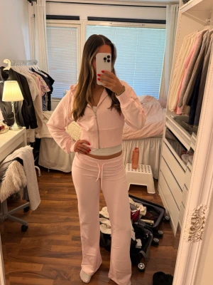Mjukis sett - Jättefint rosa mjukis sett i strl M på båda delarna. Passar på mig som brukar ha S. Helt oanvänd med prislapp kvar💞