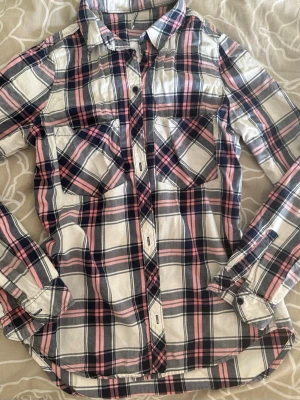 Shirt from Stradivarius - Shirt size S, let me know if you have any questions. I can measure 