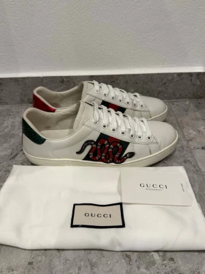 Gucci Ace Snake - Gucci Ace Snake || Storlek UK6,5 EU41 || Skorna är i mycket bra skick || Dustbag & Gucci kort medföljer vid köp || Tveka inte på att höra av dig vid frågor eller funderingar 
