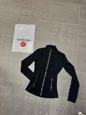 Svart lululemon  - Säljer en lululemon åt min tjej i mycket fint skick, säljes pga inte används