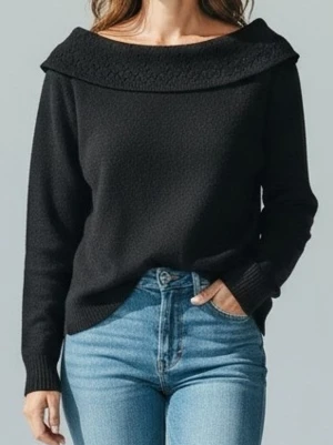 Svart stickad tröja med båthals - Snygg svart stickad tröja med bred båtkrage  och långa ärmar. Tröjan har ribbstickade muddar och en enkel, stilren design som passar till jeans eller kjol. Perfekt för dig som gillar en klassisk men trendig look. Okänt märke (klippt etiketten, minns inte vart den kom ifrån) och passar som en M-liten L. Djur-och rökfritt hem 
