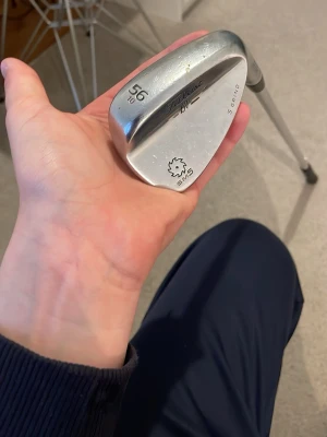 Titleist SM5 56° golfklubba - Golfklubba från Titleist, modell SM5, med 56 graders loft och S grind. Klubban är i metall med silverfärgad finish och har ett helt nytt grepp. Perfekt för dig som vill förbättra ditt närspel på banan.
