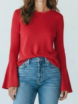 Röd topp med utsvängda ärmar - Snygg röd topp med diskret prickigt mönster och långa utsvängda ärmar. Rund halsringning och normal passform. Perfekt för dig som vill ha en trendig och bekväm look.