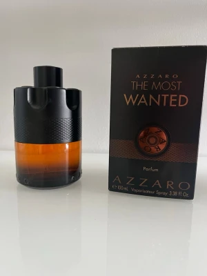 Azzaro The Most Wanted Parfum - Säljer denna parfym från Azzaro i 100ml flaska. Har inte använt den så mycke så skulle uppskatta att det är cirka 90% kvar av innehållet vilket då blir 90ml. Perfekt för vinter och höst men funkar också väldigt bra för vår- och sommarkvällar. Hör gärna av dig vid frågor eller funderingar!