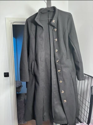 Svart Kappa  - Aldrig använd, testad en gång men funnits i hem med katt ett tag. Jättefin model, skönt material och snygga detaljer som knapparna.