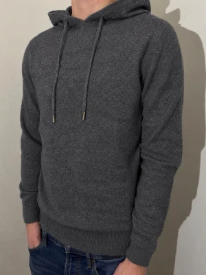 Kashmir hoodie  - Säljer stilren Kashmir hoodie 