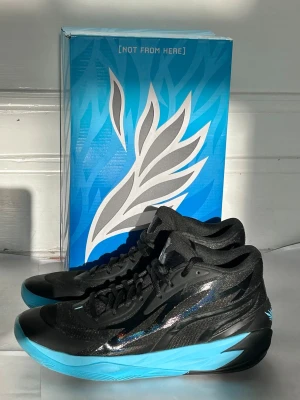 Basketskor Puma Mb.02 Lamelo Ball  - Puma Mb.02 Lamelo Ball basketskor - Fint skick, få slitningar - Storlek 41 - Höga runt fotleden och mycket sköna, bra grepp - Tveka inte att höra av er vid frågor eller intresse! /Sthlmreuse