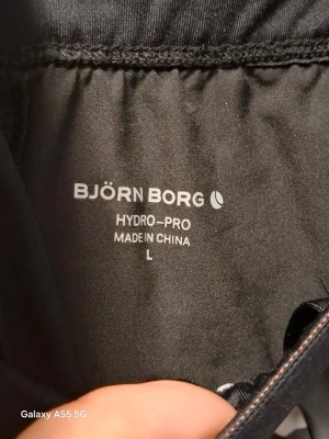 Kamouflage shorts från Björn Borg - Snygga kamouflagefärgade shorts från Björn Borg med elastisk midja och svart DPM-logga framtill. Tillverkade i funktionsmaterialet HYDRO-PRO som andas och passar perfekt till träning eller sport. Mjuka och lätta med svart detalj längs insidan av benen. Endast testade 