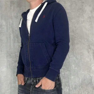 Ralph Lauren Zip Hoodie - Ralph Lauren Zip Hoodie - Pris: 799 - Modell: 180cm & 70kg - Väldigt bra skick utan defekter - Storlek: S -  Nypris: 1 999 - Köpt från Stockholm Market, men passade tyvärr inte.