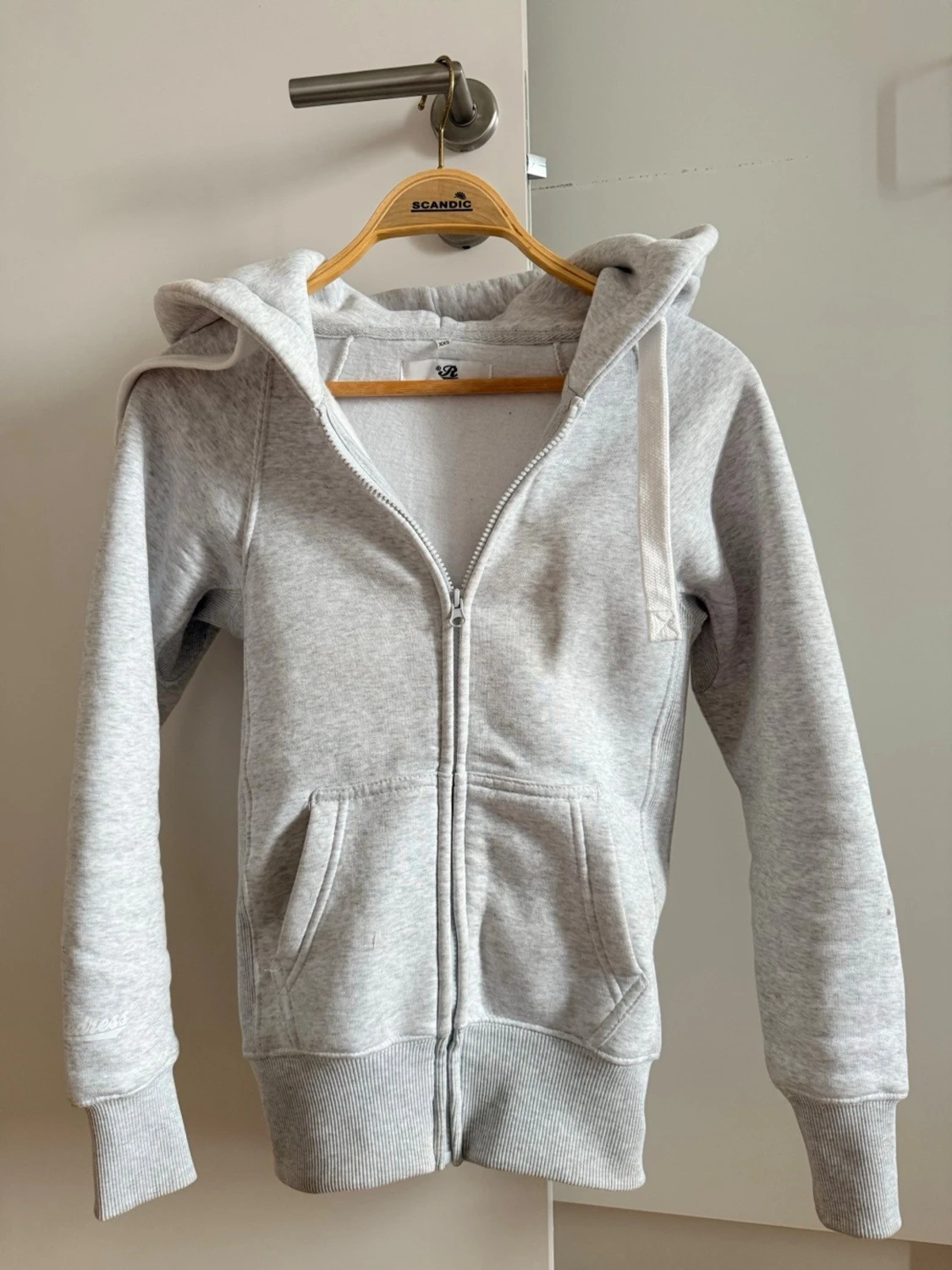 Ljusgrå zip hoodie från Russemerch