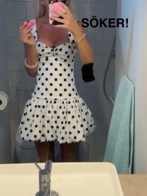 SÖKER XS Prickig klänning  - Söker denna klänning i xs/s. Skriv om ni säljer!