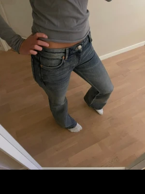 Blå bootcut jeans med låg midja - Snygga bootcut jeans med låg midja från Weekday