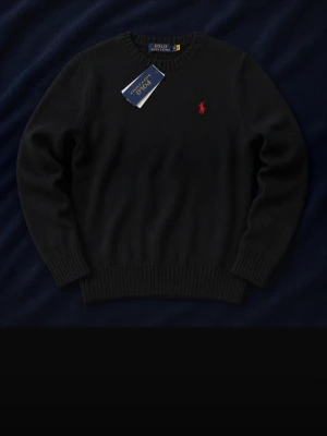 Polo ralph lauren knit sweater - Svart stickad Polo Ralph Lauren tröja med röd broderad logo. Elegant och clean look som passar både casual och uppklätt.  • Storlek: M • Färg: Svart • Skick: Ny med tags • Stickad premiumkänsla • Broderad röd logo